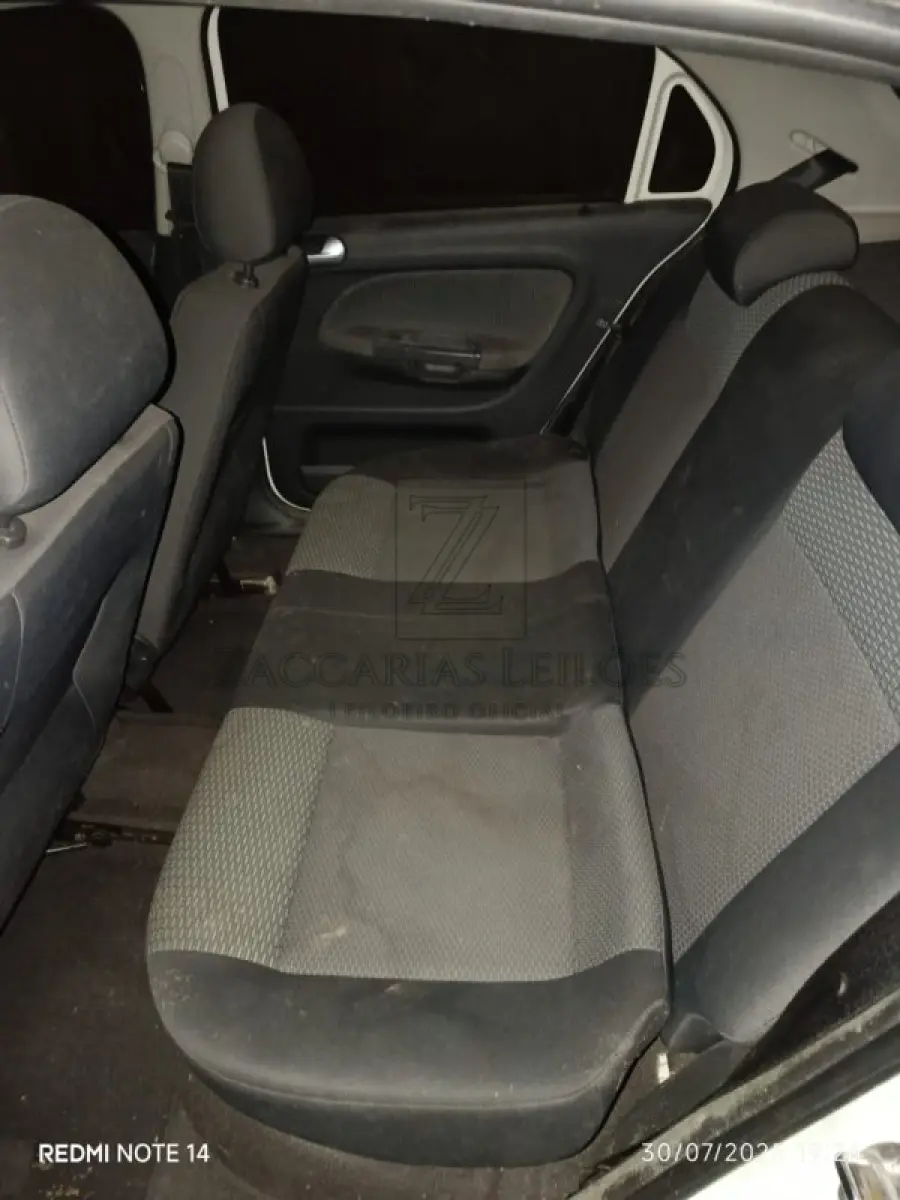LOTE 008 - Um automóvel da marca VW/GOL 1.0, placas IRZ1G48, na cor branca, RENAVAM 330709976, à  Álcool/Gasolina, ano/modelo 2011/2011.