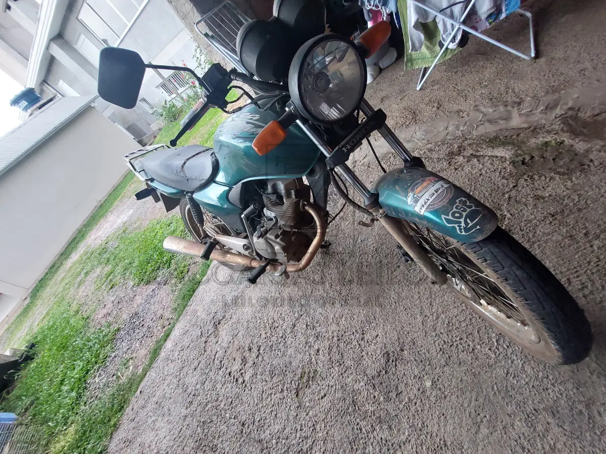 LOTE 001 - Uma motocicleta da marca HONDA/CG 125 TITAN ES, placa IKV4888,  na cor verde, ano/modelo 2002/2003, RENAVAM nº 790226464.