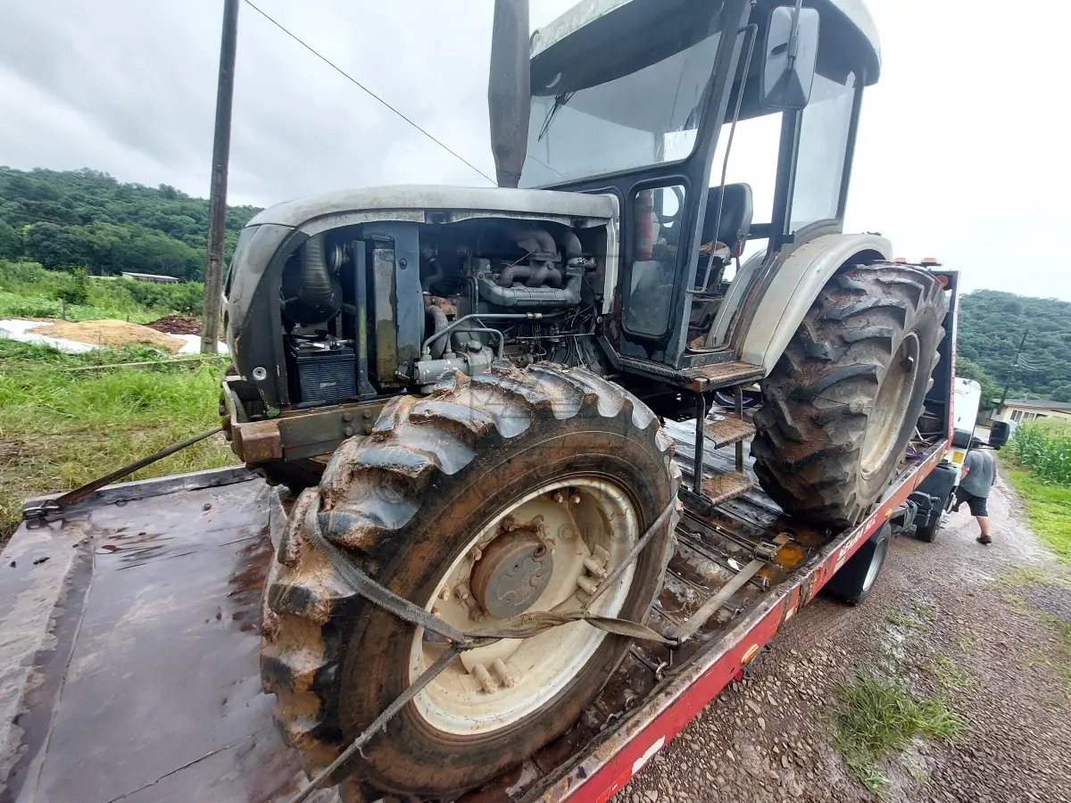 LOTE 005 - Um Trator da marca AGRALE/5075, de cor cinza, ano 2008, em regular estado de conservação.