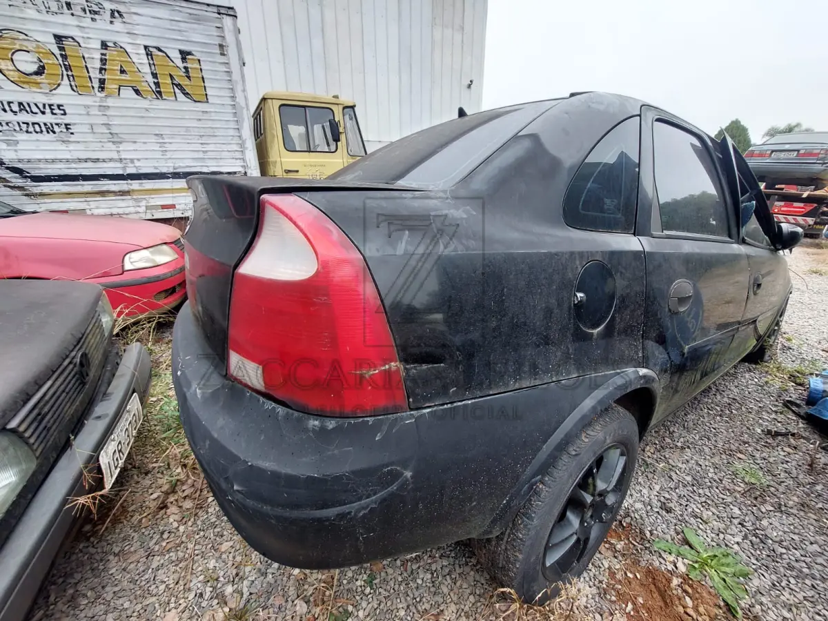 LOTE 006 - Direitos e Ações de um automóvel da marca GM/CORSA SEDAN, placas MCT7C42, na cor Preta,  à Gasolina, ano/modelo 2002/2002, RENAVAM 779496159.
