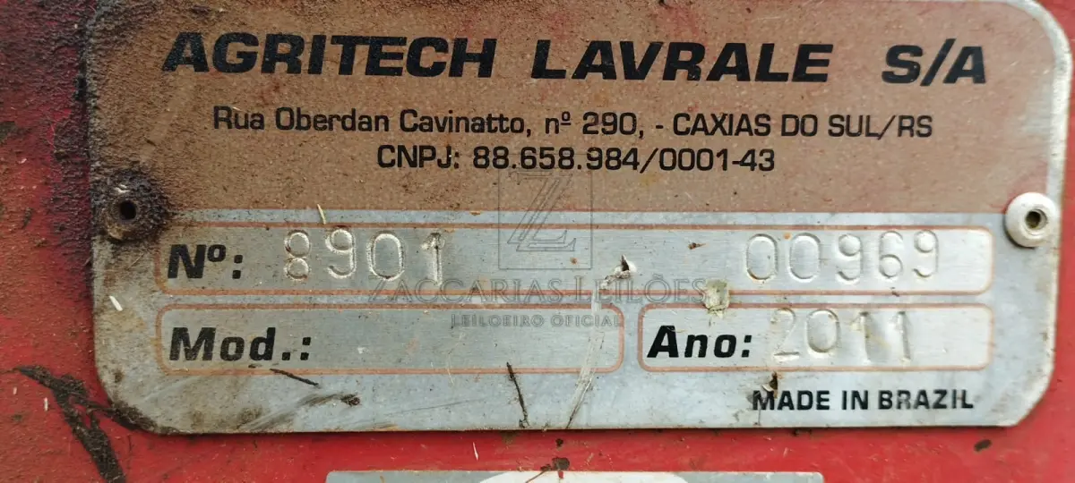 LOTE 011 - Uma Roçadeira articulada da marca LAVRALE, em uso, necessitando  manutenção.