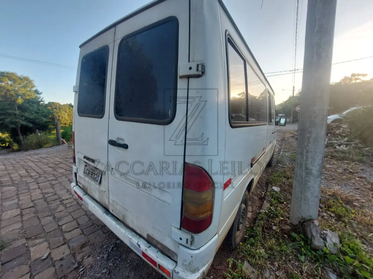 LOTE 007 - MP/M. BENZ 310D SPRINTER, placas LCR9320, na cor branca, ano/modelo 1998/1998,  RENAVAM 714205826, em regular estado de conservação.(Motor não funciona,  sem bateria,  lataria com vários amassados e ferrugens).