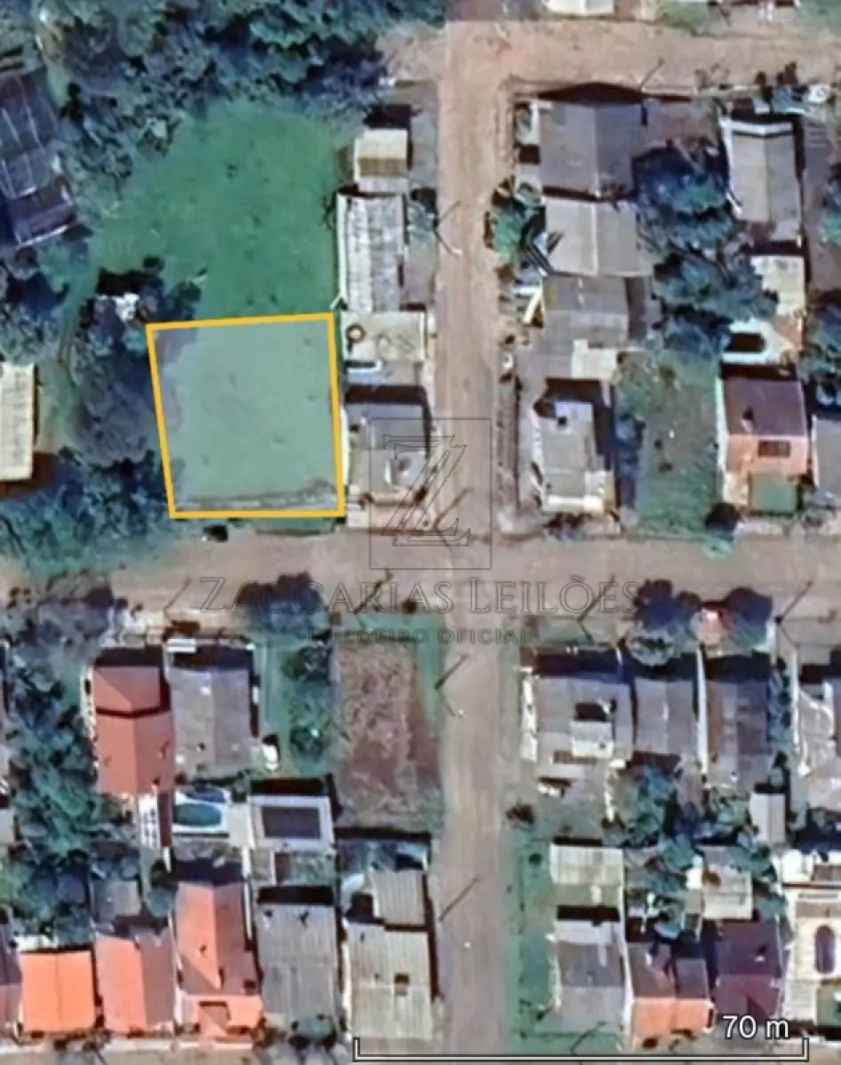 LOTE 001 - Fração ideal deste imóvel pertencente à Luiz Mario Piano ou seja 720,00m² (setecentos e vinte metros quadrados), conforme termos de penhora e memorial descritivo que segue: (TERRENO URBANO com a área de 720,00m², localizado no quarteirão formado pelas Ruas Paraí, Arcângelo Pagnoncelli, terras urbanas e terras rurais, medindo 24,00m de frente, ao NOR-NORDESTE, à Rua Arcangelo Pagnoncelli, lado ímpar; por 30,00m de extensão da frente ao fundo, por um lado ao LES-SUDESTE, confrontando com Terras de Luiz Mário Piano e outros; e 30,00m também da frente ao fundo, pelo outro lado, ao OES NOROESTE, confrontando com Terras de Luiz Mário Piano e outros, donde dista 12,00m da esquina da Rua Paraí; no fundo, ao SU-SUDOESTE, tem a mesma medida da frente, confrontando com Terras de Luiz Mário Piano e outros.lote n° 03 da quadra "F” do Loteamento Piano, localizado na cidade de Nova Prata- RS, conforme mapa apresentado nos autos (fl. 12), área localizada dentro do todo maior petencente ao executado com 21.625,0008m²). A dita área está localizada dentro do todo maior da Matrícula Geral conforme descrição que segue “ TERRAS URBANAS, com a área de 57.040,17m², localizada no quarteirão formado pelas Ruas Arcângelo Pagnoncelli, Cônego Guilherme Maschio, terras urbanas e rurais, nesta cidade, medindo 204,10m de frente, NOR-NORDESTE, à Rua Arcângelo Pagnoncelli, lado ímpar, por 305,80m de extensão da frente ao fundo, por um lado, ao OESTE, confrontando com terras de Danilo Peruzzo, e 282,00m, também da frente ao fundo, pelo outro lado, ao LESTE, confrontando com terras de Domingos E. Piano, donde dista 314,14m da esquina da Rua Cônego Guilherme Maschio; no fundo, ao SUL, mede 195,60m confrontando com terras de José Renato Toaldo, com UM PRÉDIO de alvenaria e madeira, com 176,00m² destinado a residência, concluído em 1985, sob nº 276”. MATRÍCULA Nº 16.744, do R. I. de IMÓVEIS DA COMARCA DE NOVA PRATA/RS.