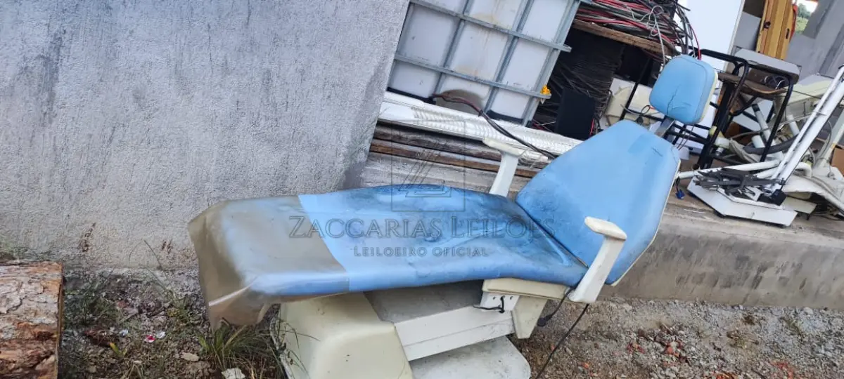 LOTE 016 - Cadeira Odontológica usada e desmontada e Maca de Metal.