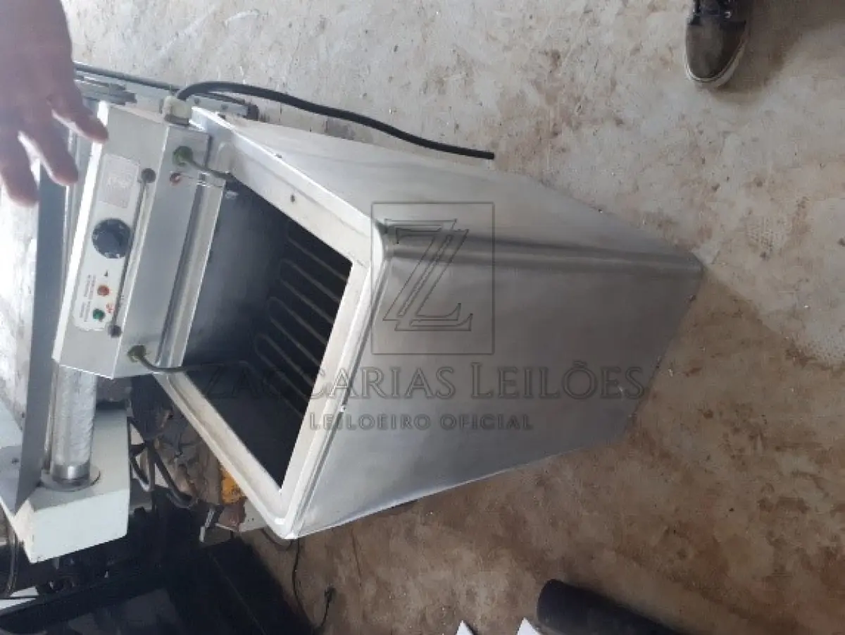 LOTE 009 - Equipamentos de Cozinha: Um forno elétrico NARDELI 22Litros; 1 fogão industrial 4 bocas, PROGÁS; 1 fogão 4 bocas branco, marca ESMALTEC; 1 fritadeira, marca Tedesco; 2 panelas grandes de alumínio.