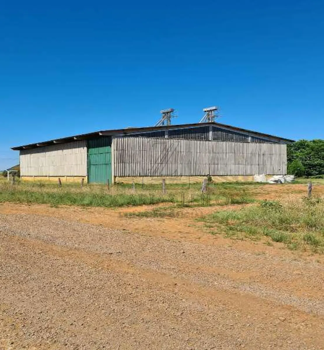 LOTE 001 - Estritamente as Benfeitorias, ou seja, 01 - Um pavilhão medindo 21,00m x 25,30m, num total de 531,30 m². Avaliada em R$ 494.300,00 (quatrocentos e noventa e quatro mil e trezentos reais) e 02 - Uma construção onde funciona o escritório 12,00m x 6,60m, num total de 79,20m². Avaliada em R$ 52.728,00 (cinquenta e dois mil, setecentos e vinte e oito reais), edificadas sobre  Parte ideal com área ideal de 3.390,00m², conforme contrato de compra e venda anexado ao Laudo de Avaliação, dentro do todo maior do “LOTE 01, da Quadra B, do Loteamento Industrial, destinado à edificação e instalação vínculada à atividade agroindustrial ou industrial, em André da Rocha - RS, com a área de 15.010,50m², medindo 122,80m de frente, ao OES-SUDOESTE, à Rua Marcolino Pereira Vieira, lado par, por 185,74m de extensão da frente ao fundo por um lado, ao LÉS-SUDESTE, com a Rua C, para onde também faz frente e com quem forma esquina, e 114,47m também da frente ao fundo, pelo outro lado, ao OÉS-NOROESTE, com a Rua A, para onde também faz frente, entestando no fundo ao NOR-NORDESTE, onde mede. 100,00m com a Rua B. MATRÍCULA nº 18.214, do R. I. da Comarca de Nova Prata/RS.