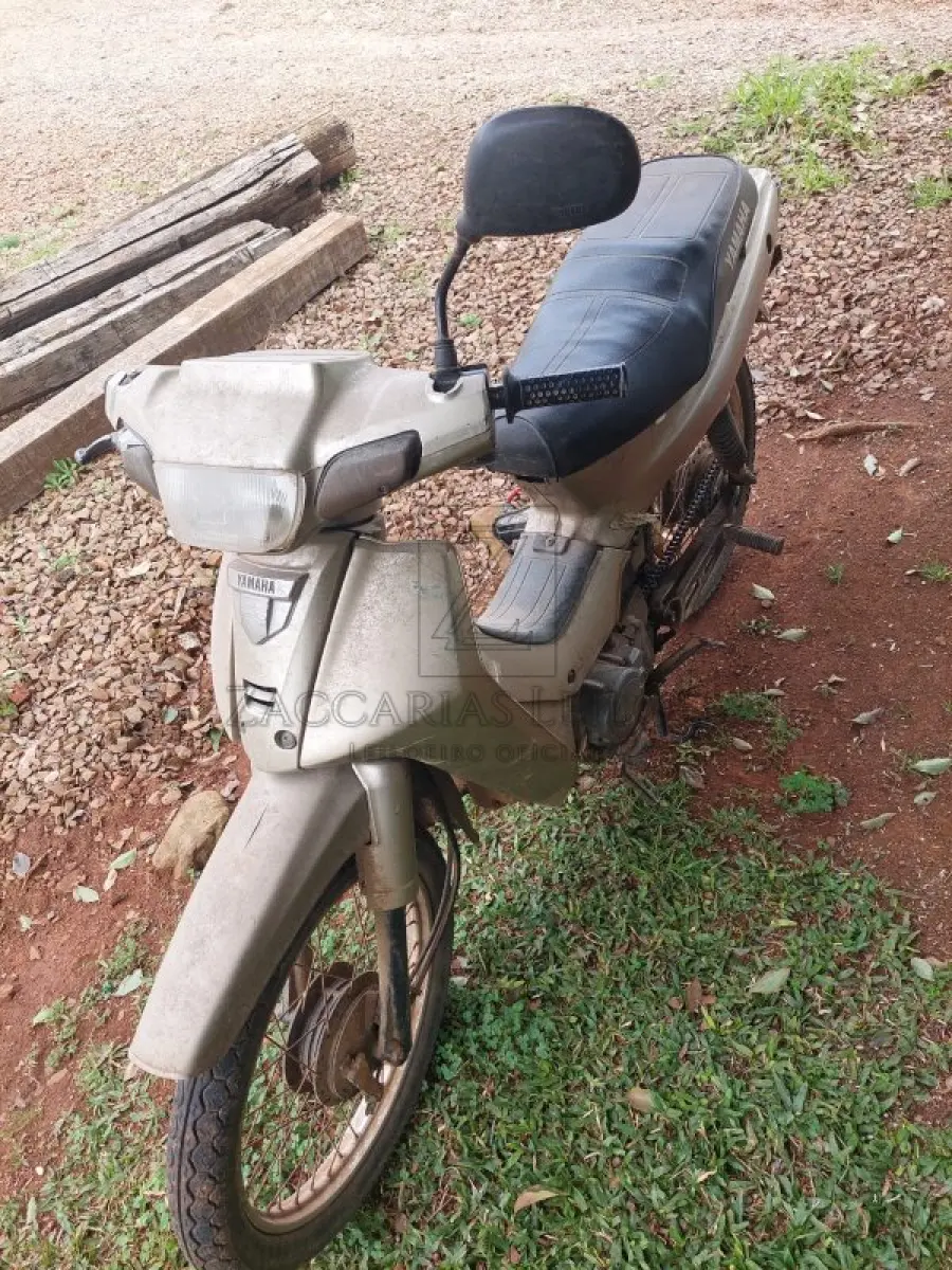 LOTE 011 - Uma motocicleta da marca YAMAHA/CRIPTON  T105E, placa ILB3117, na cor bege, ano/modelo 2002/2003, RENAVAM 798935634.