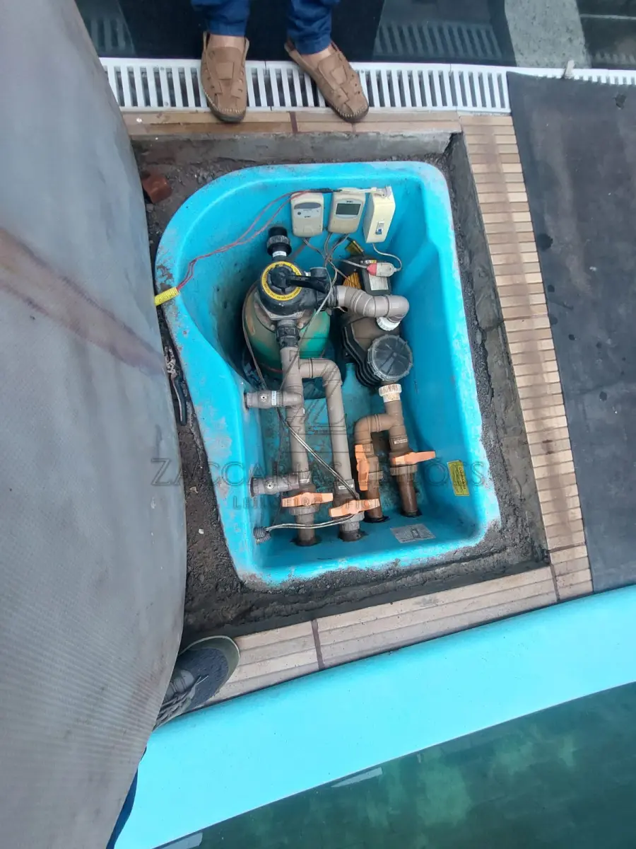LOTE 009 - Uma piscina de fibra com casa de máquinas, já instalada.