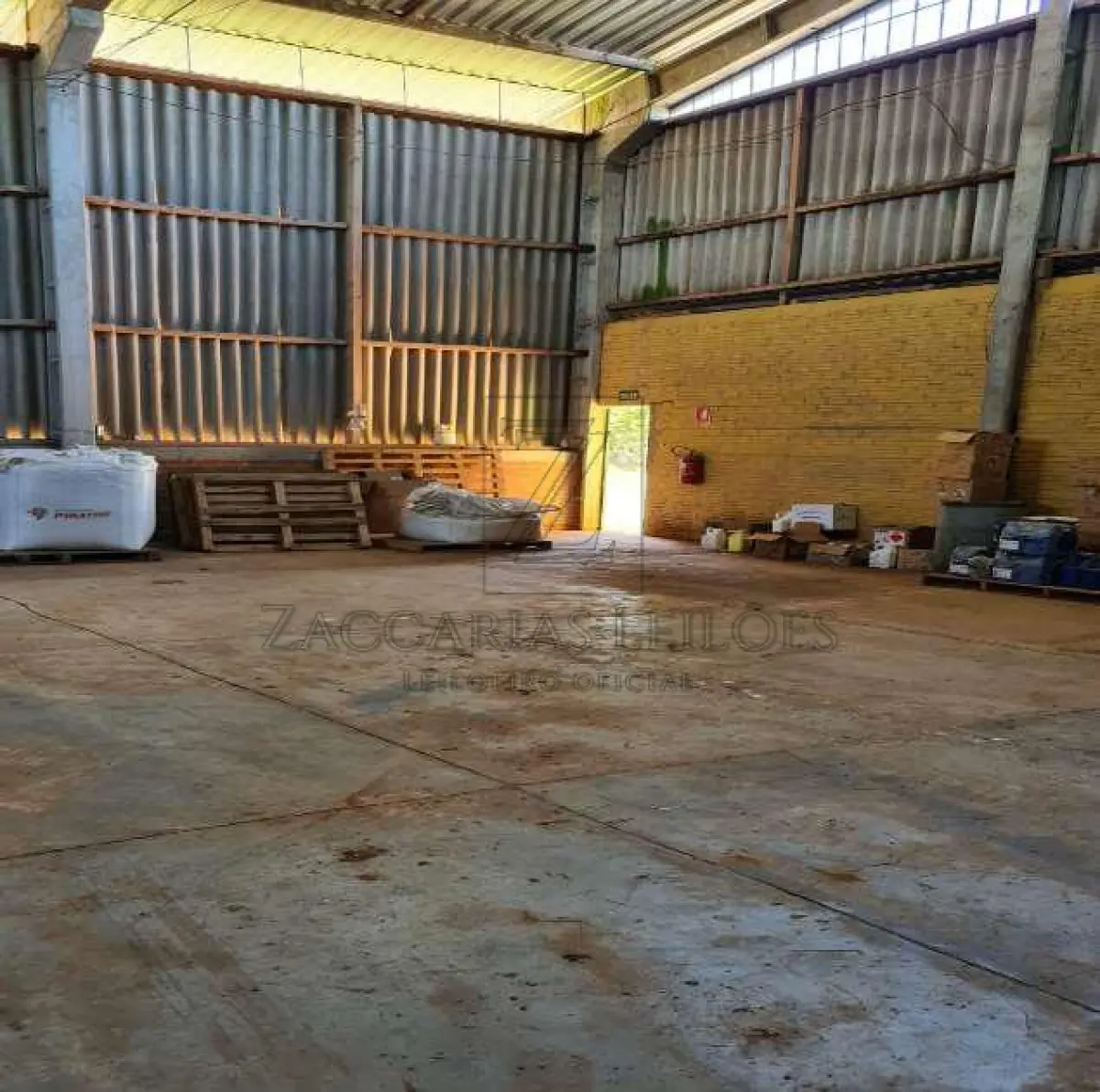 LOTE 001 - Estritamente as Benfeitorias, ou seja, 01 - Um pavilhão medindo 21,00m x 25,30m, num total de 531,30 m². Avaliada em R$ 494.300,00 (quatrocentos e noventa e quatro mil e trezentos reais) e 02 - Uma construção onde funciona o escritório 12,00m x 6,60m, num total de 79,20m². Avaliada em R$ 52.728,00 (cinquenta e dois mil, setecentos e vinte e oito reais), edificadas sobre  Parte ideal com área ideal de 3.390,00m², conforme contrato de compra e venda anexado ao Laudo de Avaliação, dentro do todo maior do “LOTE 01, da Quadra B, do Loteamento Industrial, destinado à edificação e instalação vínculada à atividade agroindustrial ou industrial, em André da Rocha - RS, com a área de 15.010,50m², medindo 122,80m de frente, ao OES-SUDOESTE, à Rua Marcolino Pereira Vieira, lado par, por 185,74m de extensão da frente ao fundo por um lado, ao LÉS-SUDESTE, com a Rua C, para onde também faz frente e com quem forma esquina, e 114,47m também da frente ao fundo, pelo outro lado, ao OÉS-NOROESTE, com a Rua A, para onde também faz frente, entestando no fundo ao NOR-NORDESTE, onde mede. 100,00m com a Rua B. MATRÍCULA nº 18.214, do R. I. da Comarca de Nova Prata/RS.