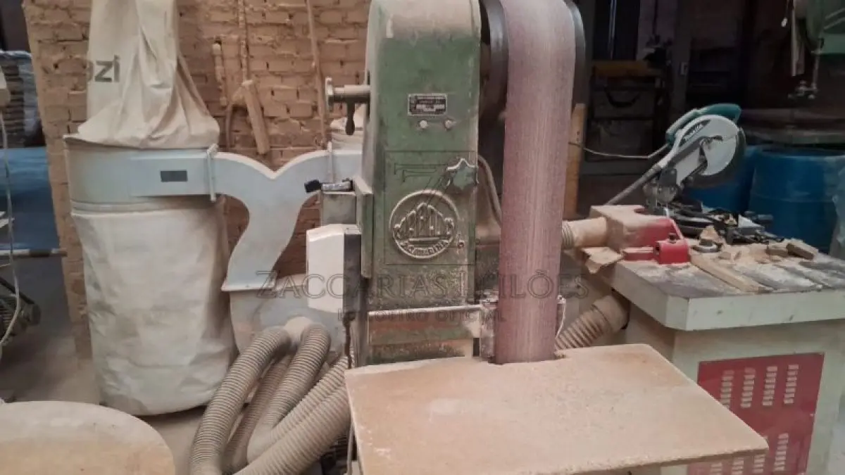 LOTE 002 - Uma lixadeira vertical marca MARAJÓ, ano 1981,  em regular estado de conservação.
