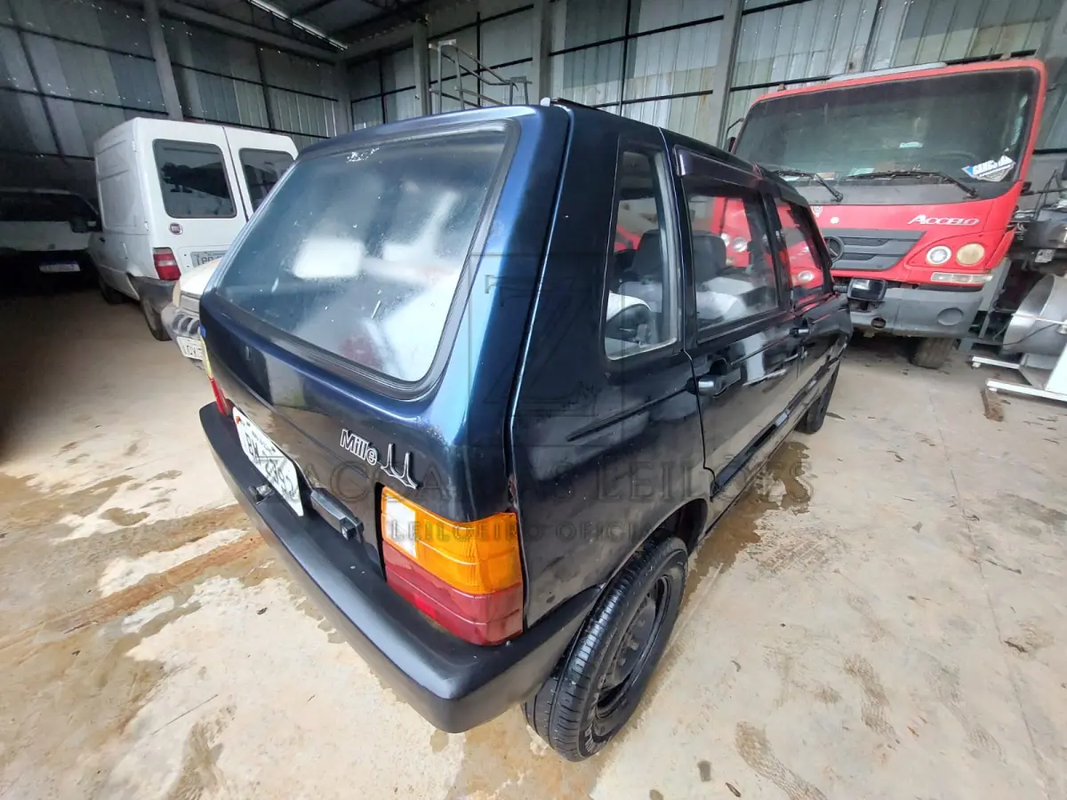 LOTE 008 - Um automóvel da marca FIAT/UNO ELETRONIC, placas IBM2392, ano/modelo 1994/1994, na cor  azul, à Gasolina, RENAVAM 617997535.