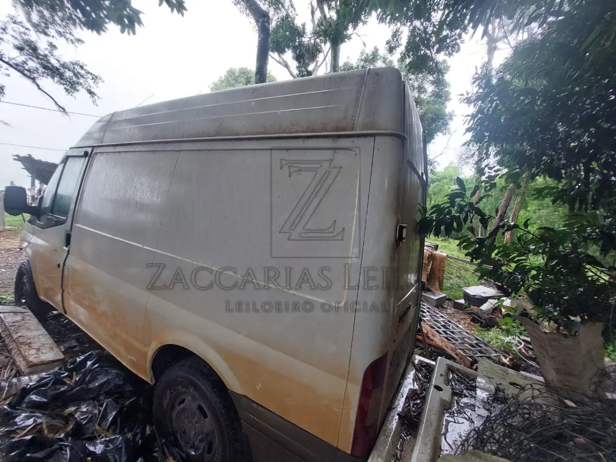 LOTE 009 - Uma camionete tipo furgão da marca FORD/TRANSIT 330C TM, placas IQA1437, na cor branca,  ano/modelo 2008/2009, RENAVAM 157091317, à Diesel.