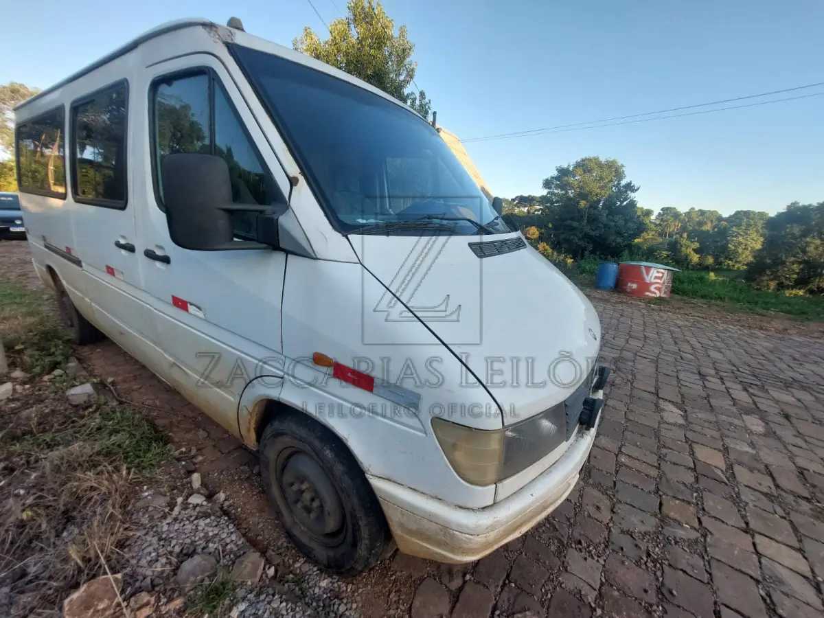 LOTE 007 - MP/M. BENZ 310D SPRINTER, placas LCR9320, na cor branca, ano/modelo 1998/1998,  RENAVAM 714205826, em regular estado de conservação.(Motor não funciona,  sem bateria,  lataria com vários amassados e ferrugens).