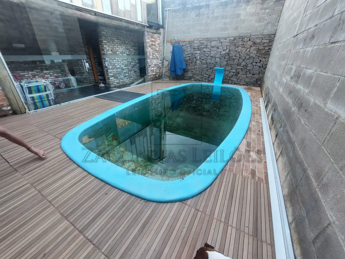 LOTE 009 - Uma piscina de fibra com casa de máquinas, já instalada.