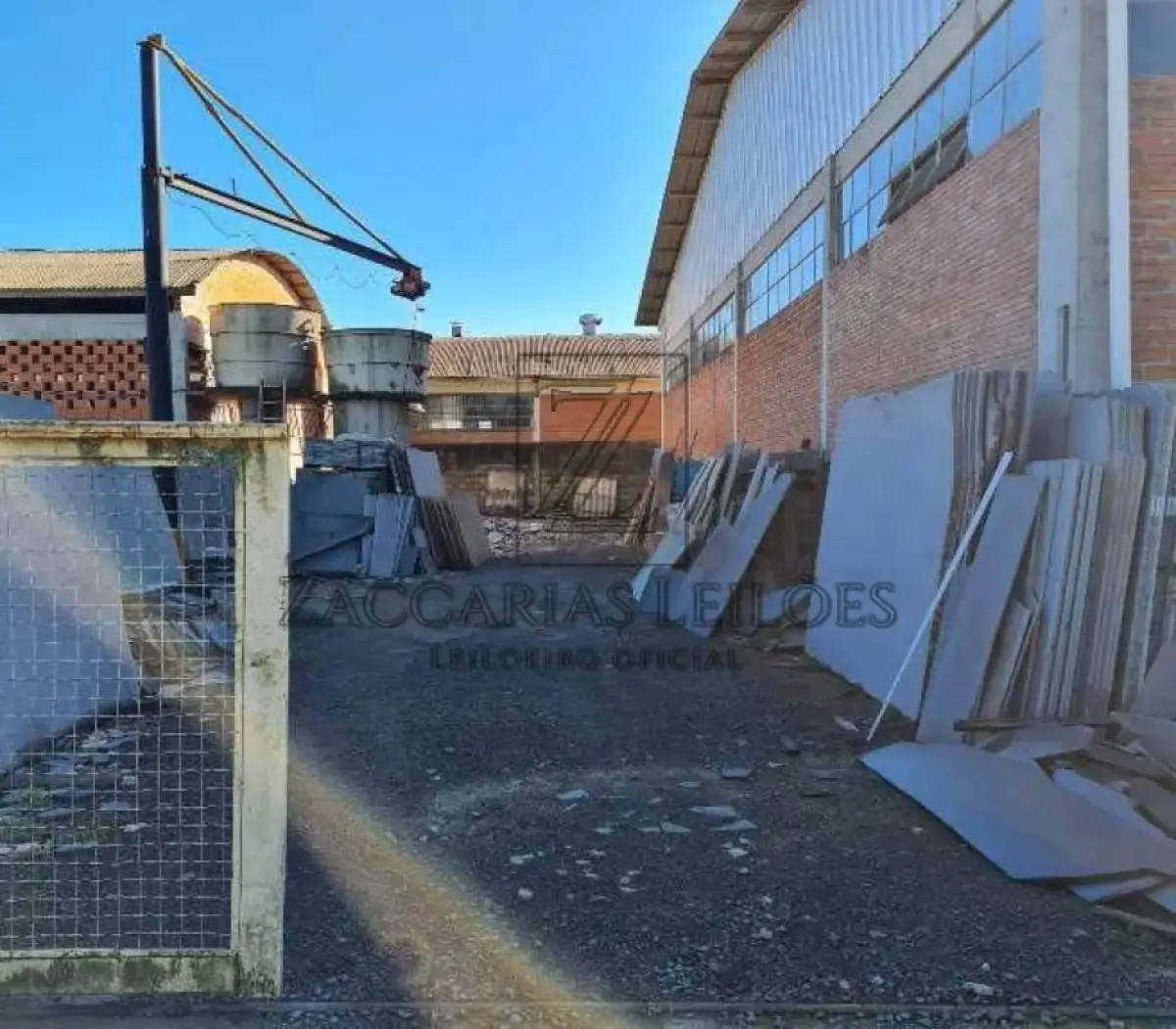 LOTE 001 - UM TERRENO, com a área de 2.322,90m², localizado no quarteirão formado pela Avenida  Imperatriz Leopoldina, RST/470 e Ruas Santo Pin e Cristo Rei, distrito Industrial desta cidade, medindo  30,00m de frente, ao OESTE, à Avenida Imperatriz Leopoldina, lado par, por 77,43m de extensão da frente  ao fundo, por um lado ao NORTE, se divide com Raul Domeneghini e Cia. LTDA, e77,43m, também da  frente ao fundo, pelo outro lado, ao SUL, onde se divide com o alinhamento da Rua Santo Pin, para onde  também faz frente e com quem forma esquina; no fundo, ao LESTE, mede 30,00m, entestando com terreno  de Martinho  Rosin e outro. MATRÍCULA Nº 12.540 do R. I. da Comarca de Nova Prata RS, avaliado em  R$ 1.100.000,00 (um milhão e cem mil reais) . Benfeitorias: Do Pavilhão que mede 34,70m x 26,75m: Um pavilhão  medindo 34,70m x 26,75m, num total de 928,23 m². Tipo de construção: alvenaria, com telhado de zinco e  piso de concreto. Considerando o valor do CUB/m²/RS – Fevereiro 2025 – divulgado em 05/03/2025, o  referido pavilhão construído enquadra-se nos projetos Galpão Industrial G-I, sendo o valor do metro  quadrado de R$ 1.301,65. Considerando que a construção possui 928,23m² o valor do referido galpão é de  R$ 1.208.230,00 (um milhão, duzentos e oito mil com duzentos e trinta reais) um escritório. Uma construção  medindo 6,90m x 8,80, num total de 60,72 m². Avaliada em R$ 79.036,00 (setenta e nove mil e trinta e seis  reais). Um pavilhão medindo 16,20m x 20,20m, num total de 983,66m². R$ 512.152,00 (quinhentos e doze  mil, cento e cinquenta e dois reais).
