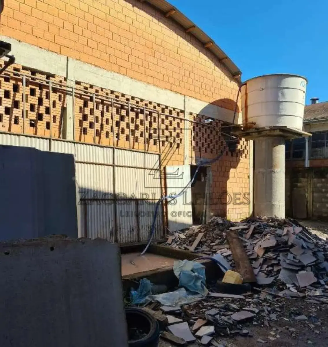 LOTE 001 - UM TERRENO, com a área de 2.322,90m², localizado no quarteirão formado pela Avenida  Imperatriz Leopoldina, RST/470 e Ruas Santo Pin e Cristo Rei, distrito Industrial desta cidade, medindo  30,00m de frente, ao OESTE, à Avenida Imperatriz Leopoldina, lado par, por 77,43m de extensão da frente  ao fundo, por um lado ao NORTE, se divide com Raul Domeneghini e Cia. LTDA, e77,43m, também da  frente ao fundo, pelo outro lado, ao SUL, onde se divide com o alinhamento da Rua Santo Pin, para onde  também faz frente e com quem forma esquina; no fundo, ao LESTE, mede 30,00m, entestando com terreno  de Martinho  Rosin e outro. MATRÍCULA Nº 12.540 do R. I. da Comarca de Nova Prata RS, avaliado em  R$ 1.100.000,00 (um milhão e cem mil reais) . Benfeitorias: Do Pavilhão que mede 34,70m x 26,75m: Um pavilhão  medindo 34,70m x 26,75m, num total de 928,23 m². Tipo de construção: alvenaria, com telhado de zinco e  piso de concreto. Considerando o valor do CUB/m²/RS – Fevereiro 2025 – divulgado em 05/03/2025, o  referido pavilhão construído enquadra-se nos projetos Galpão Industrial G-I, sendo o valor do metro  quadrado de R$ 1.301,65. Considerando que a construção possui 928,23m² o valor do referido galpão é de  R$ 1.208.230,00 (um milhão, duzentos e oito mil com duzentos e trinta reais) um escritório. Uma construção  medindo 6,90m x 8,80, num total de 60,72 m². Avaliada em R$ 79.036,00 (setenta e nove mil e trinta e seis  reais). Um pavilhão medindo 16,20m x 20,20m, num total de 983,66m². R$ 512.152,00 (quinhentos e doze  mil, cento e cinquenta e dois reais).