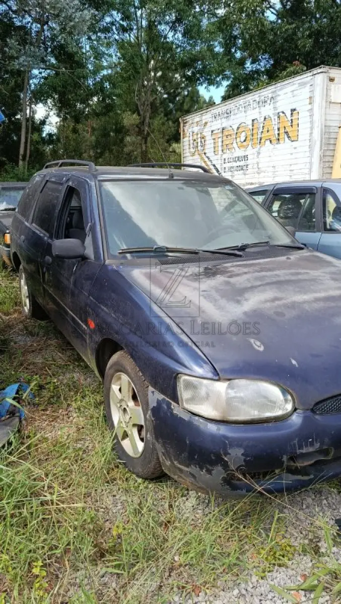 LOTE 002 - Um automóvel da marca FORD/ESCORT GL 16V F, placas IJB1749, na cor azul, ano/modelo  1999/2000, à Gasolina, RENAVAM 721833110.