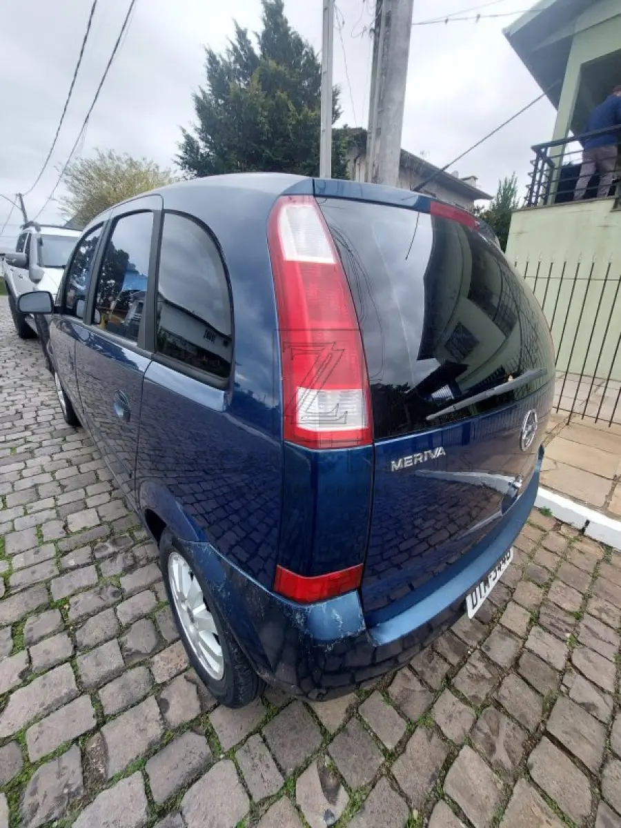 LOTE 001 - Um automóvel da marca GM/MERIVA CD, placa DIM3448, na cor azul, à Gasolina, ano/modelo  2002/2003, RENAVAM 789097761.