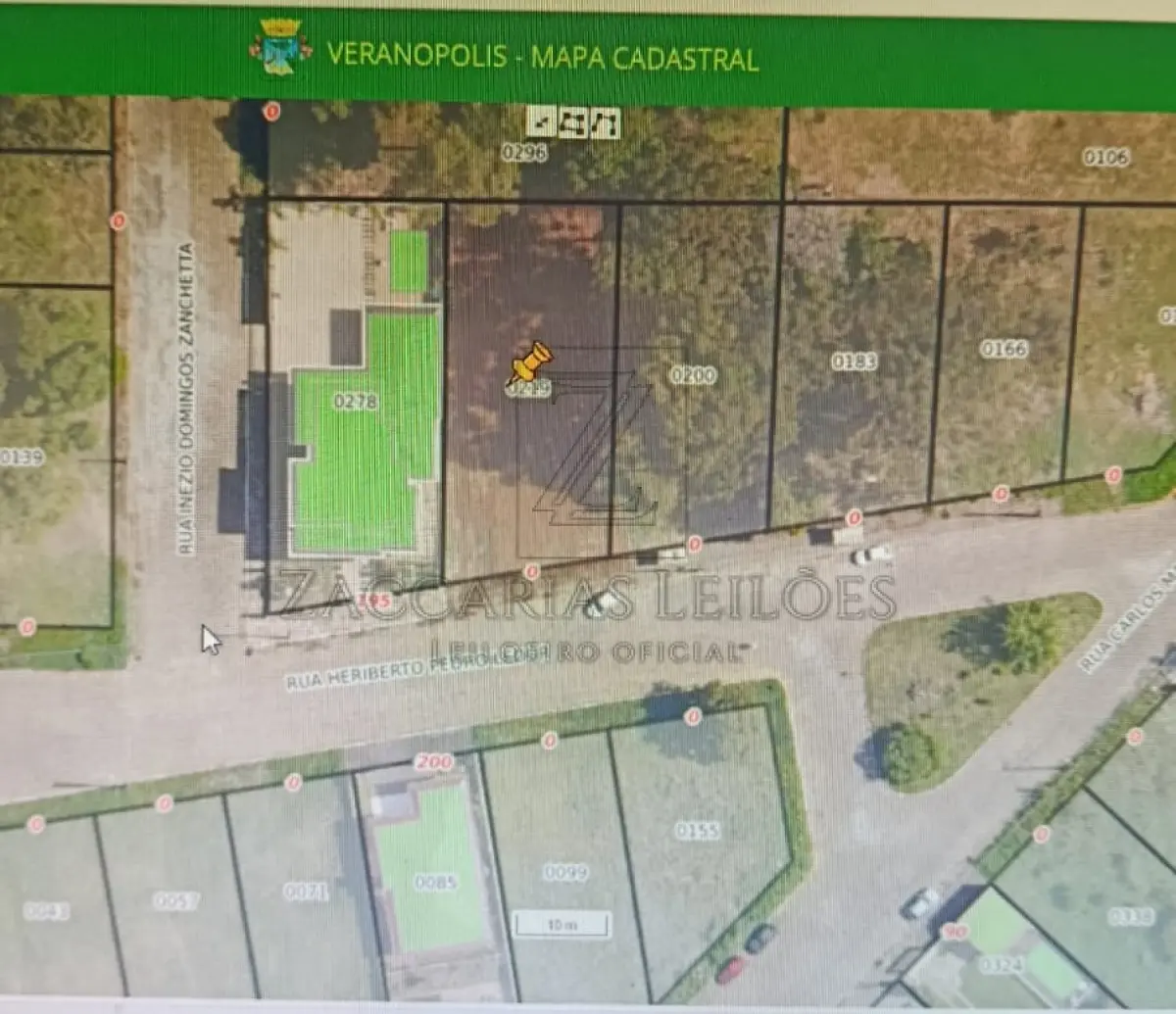 LOTE 001 - Um imóvel urbano nesta cidade, constituído de parte dos lotes nº 07 da quadra 01 do  “LOTEAMENTO BELTRAME I”  e nº 05 e nº 06 da quadra 02 d0o “LOTEAMENTO BELTRAME II”, com  a denominação administrativa de lote nº 0219 da quadra 033, zona 04, distrito 01, com a área de 724,55m²  (setecentos e vinte e quatro metros quadrados e cinquenta e cinco decímetros quadrados) de terras, que  distam em seu lado oeste 18,00 metros das esquina formada pelas ruas Inezio Domingos Zanchetta e  Heriberto Pedro Ledur, no lado ímpar desta, no quarteirão formado por essas ruas e mais terras de Audo  Simioni e a rua Carlos Mario Schimitz, com as seguintes confrontações ao norte, por 18,00 metros, com o  lote nº 04 da quadra 02; ao sul, por 18,34 metros, com a rua Heriberto Pedro Ledur, por uma linha quebrada  por dois segmentos, um de 2,22 metros e outro de 16,12 metros; ao leste, por 38,13 metros, com o lote nº  0200 (denominação administrativa), e ao oeste, por 41,30 metros, com o lote nº 0278 (denominação  administrativa), ambos de Imobiliária Fávero Ltda. Matrícula 22.122 no R. I. da Comarca de  Veranópolis/RS.