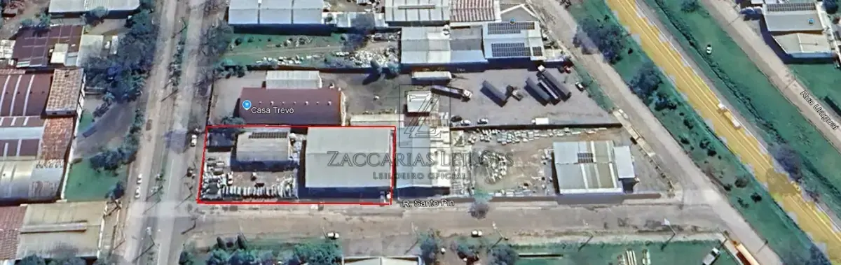 LOTE 001 - UM TERRENO, com a área de 2.322,90m², localizado no quarteirão formado pela Avenida  Imperatriz Leopoldina, RST/470 e Ruas Santo Pin e Cristo Rei, distrito Industrial desta cidade, medindo  30,00m de frente, ao OESTE, à Avenida Imperatriz Leopoldina, lado par, por 77,43m de extensão da frente  ao fundo, por um lado ao NORTE, se divide com Raul Domeneghini e Cia. LTDA, e77,43m, também da  frente ao fundo, pelo outro lado, ao SUL, onde se divide com o alinhamento da Rua Santo Pin, para onde  também faz frente e com quem forma esquina; no fundo, ao LESTE, mede 30,00m, entestando com terreno  de Martinho  Rosin e outro. MATRÍCULA Nº 12.540 do R. I. da Comarca de Nova Prata RS, avaliado em  R$ 1.100.000,00 (um milhão e cem mil reais) . Benfeitorias: Do Pavilhão que mede 34,70m x 26,75m: Um pavilhão  medindo 34,70m x 26,75m, num total de 928,23 m². Tipo de construção: alvenaria, com telhado de zinco e  piso de concreto. Considerando o valor do CUB/m²/RS – Fevereiro 2025 – divulgado em 05/03/2025, o  referido pavilhão construído enquadra-se nos projetos Galpão Industrial G-I, sendo o valor do metro  quadrado de R$ 1.301,65. Considerando que a construção possui 928,23m² o valor do referido galpão é de  R$ 1.208.230,00 (um milhão, duzentos e oito mil com duzentos e trinta reais) um escritório. Uma construção  medindo 6,90m x 8,80, num total de 60,72 m². Avaliada em R$ 79.036,00 (setenta e nove mil e trinta e seis  reais). Um pavilhão medindo 16,20m x 20,20m, num total de 983,66m². R$ 512.152,00 (quinhentos e doze  mil, cento e cinquenta e dois reais).