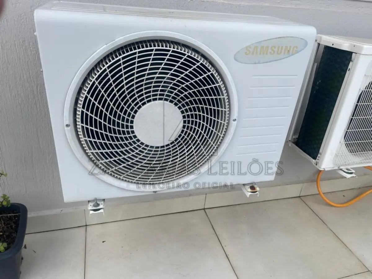 LOTE 010 - Um ar condicionado marca  Samsung, 12 mil btus, usado.