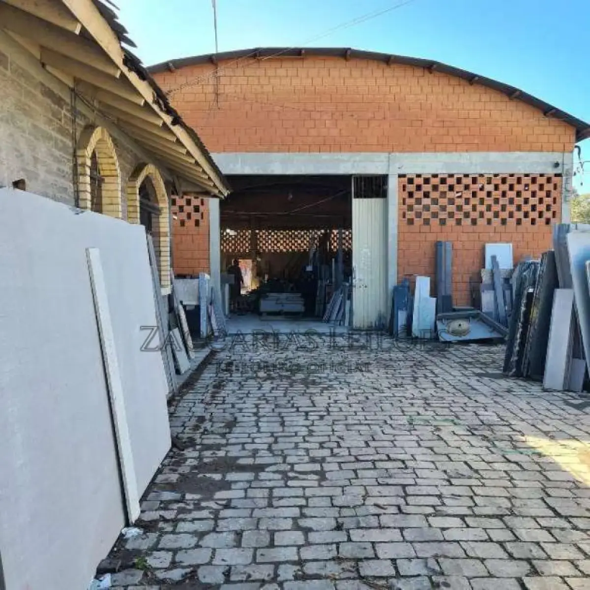 LOTE 001 - UM TERRENO, com a área de 2.322,90m², localizado no quarteirão formado pela Avenida  Imperatriz Leopoldina, RST/470 e Ruas Santo Pin e Cristo Rei, distrito Industrial desta cidade, medindo  30,00m de frente, ao OESTE, à Avenida Imperatriz Leopoldina, lado par, por 77,43m de extensão da frente  ao fundo, por um lado ao NORTE, se divide com Raul Domeneghini e Cia. LTDA, e77,43m, também da  frente ao fundo, pelo outro lado, ao SUL, onde se divide com o alinhamento da Rua Santo Pin, para onde  também faz frente e com quem forma esquina; no fundo, ao LESTE, mede 30,00m, entestando com terreno  de Martinho  Rosin e outro. MATRÍCULA Nº 12.540 do R. I. da Comarca de Nova Prata RS, avaliado em  R$ 1.100.000,00 (um milhão e cem mil reais) . Benfeitorias: Do Pavilhão que mede 34,70m x 26,75m: Um pavilhão  medindo 34,70m x 26,75m, num total de 928,23 m². Tipo de construção: alvenaria, com telhado de zinco e  piso de concreto. Considerando o valor do CUB/m²/RS – Fevereiro 2025 – divulgado em 05/03/2025, o  referido pavilhão construído enquadra-se nos projetos Galpão Industrial G-I, sendo o valor do metro  quadrado de R$ 1.301,65. Considerando que a construção possui 928,23m² o valor do referido galpão é de  R$ 1.208.230,00 (um milhão, duzentos e oito mil com duzentos e trinta reais) um escritório. Uma construção  medindo 6,90m x 8,80, num total de 60,72 m². Avaliada em R$ 79.036,00 (setenta e nove mil e trinta e seis  reais). Um pavilhão medindo 16,20m x 20,20m, num total de 983,66m². R$ 512.152,00 (quinhentos e doze  mil, cento e cinquenta e dois reais).