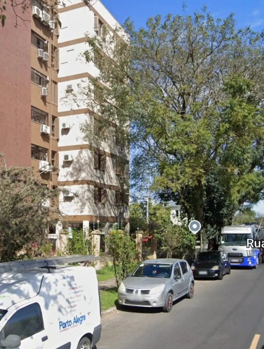 LOTE 002 - O APARTAMENTO Nº 305 do Bloco "A", integrante do Residencial Morada da Figueira, com entrada pelo nº 120 da Rua Carumbé, localizado no 2º andar ou 3º pavimento, de frente, à direita de quem, postado na Rua Dr. Murtinho, olhar para o Bloco "A". Áreas do Imóvel: Possui a área real privativa de 71,30 m², área real de uso comum de 24,50 m², perfazendo uma área real total de 95,80 m². Fração Ideal: Corresponde-lhe a fração ideal equivalente a 0,018025 no terreno e nas demais coisas de uso comum e fim proveitoso do condomínio. Dados do Terreno do Condomínio: O edifício está construído sobre terreno situado no Bairro Vila Bom Jesus, no quarteirão formado pelas ruas Carumbé, Dr. Murtinho, Ernesto Pelanda e Rua Bom Jesus; constituído pelos lotes 1, 2, 3, 4, 5, 13 e parte do lote 14 da quadra 66 (01.2). Mede 49m50 de frente à Rua Carumbé ao oeste; 49m50 ao leste, onde entesta com a área remanescente; ao sul mede 64m50 com terreno que é ou foi de Bace Gofmann e ao norte mede 64m50 com a Rua Dr. Murtinho, onde forma esquina. Dados Registrais: O imóvel está matriculado sob o nº 79.410 no Registro de Imóveis da 3ª Zona de Porto Alegre – RS.