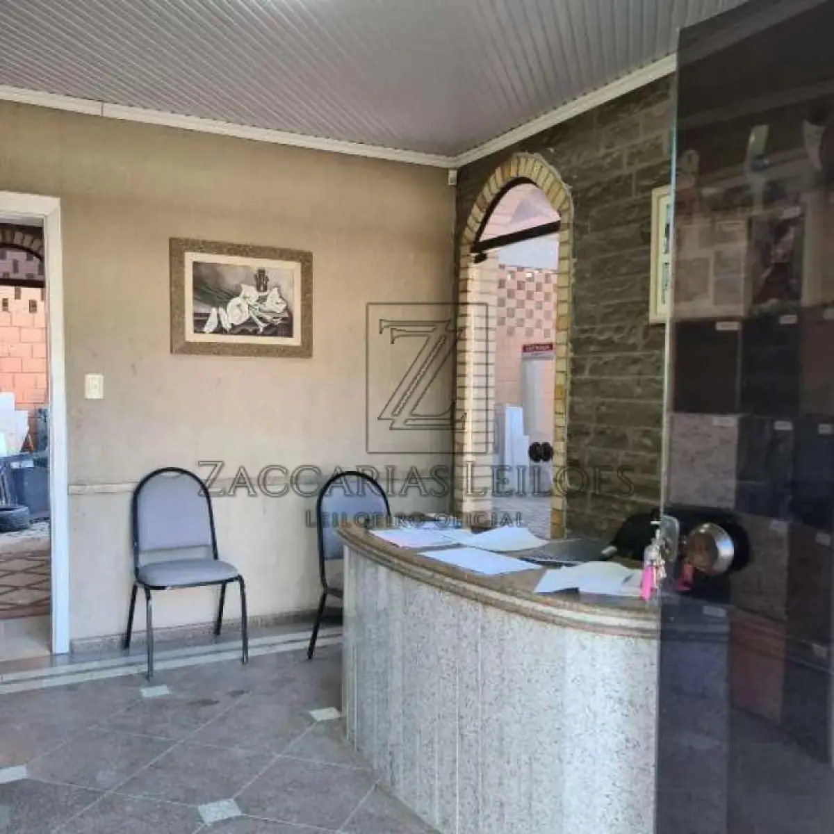 LOTE 001 - UM TERRENO, com a área de 2.322,90m², localizado no quarteirão formado pela Avenida  Imperatriz Leopoldina, RST/470 e Ruas Santo Pin e Cristo Rei, distrito Industrial desta cidade, medindo  30,00m de frente, ao OESTE, à Avenida Imperatriz Leopoldina, lado par, por 77,43m de extensão da frente  ao fundo, por um lado ao NORTE, se divide com Raul Domeneghini e Cia. LTDA, e77,43m, também da  frente ao fundo, pelo outro lado, ao SUL, onde se divide com o alinhamento da Rua Santo Pin, para onde  também faz frente e com quem forma esquina; no fundo, ao LESTE, mede 30,00m, entestando com terreno  de Martinho  Rosin e outro. MATRÍCULA Nº 12.540 do R. I. da Comarca de Nova Prata RS, avaliado em  R$ 1.100.000,00 (um milhão e cem mil reais) . Benfeitorias: Do Pavilhão que mede 34,70m x 26,75m: Um pavilhão  medindo 34,70m x 26,75m, num total de 928,23 m². Tipo de construção: alvenaria, com telhado de zinco e  piso de concreto. Considerando o valor do CUB/m²/RS – Fevereiro 2025 – divulgado em 05/03/2025, o  referido pavilhão construído enquadra-se nos projetos Galpão Industrial G-I, sendo o valor do metro  quadrado de R$ 1.301,65. Considerando que a construção possui 928,23m² o valor do referido galpão é de  R$ 1.208.230,00 (um milhão, duzentos e oito mil com duzentos e trinta reais) um escritório. Uma construção  medindo 6,90m x 8,80, num total de 60,72 m². Avaliada em R$ 79.036,00 (setenta e nove mil e trinta e seis  reais). Um pavilhão medindo 16,20m x 20,20m, num total de 983,66m². R$ 512.152,00 (quinhentos e doze  mil, cento e cinquenta e dois reais).