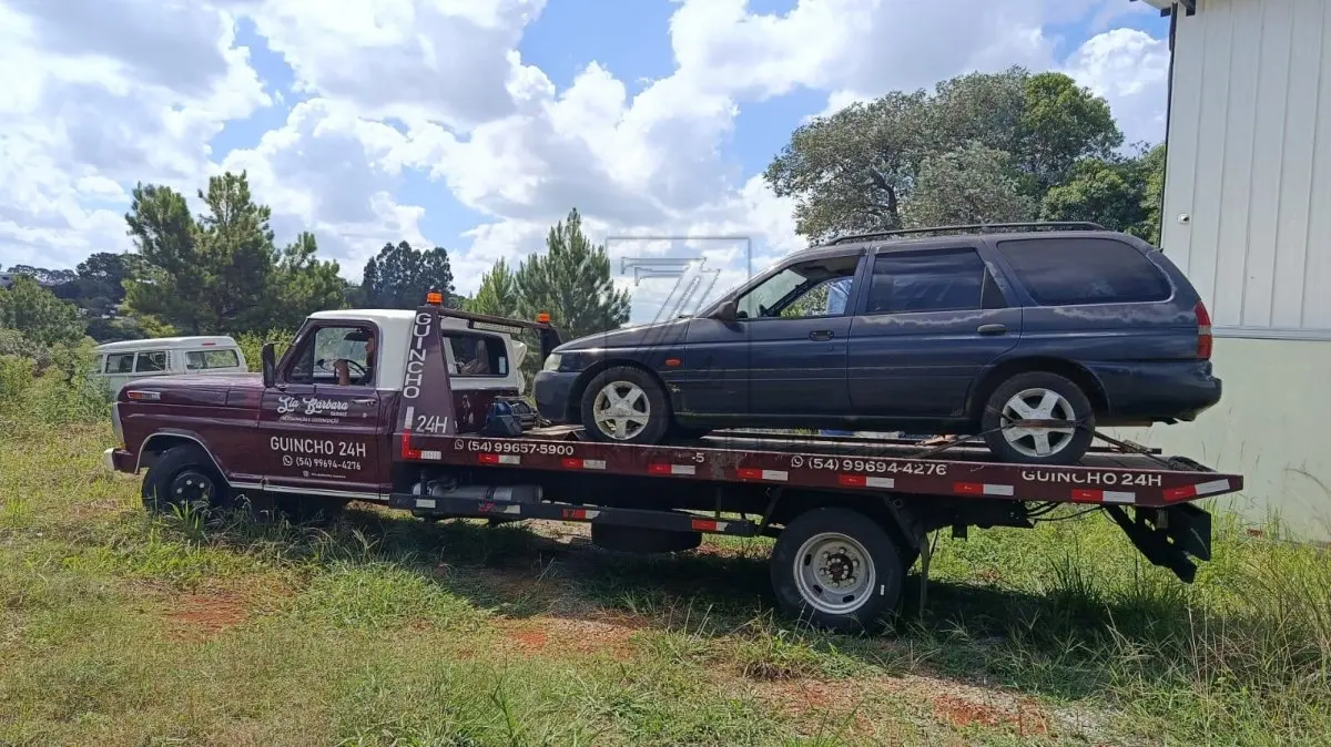 LOTE 002 - Um automóvel da marca FORD/ESCORT GL 16V F, placas IJB1749, na cor azul, ano/modelo  1999/2000, à Gasolina, RENAVAM 721833110.