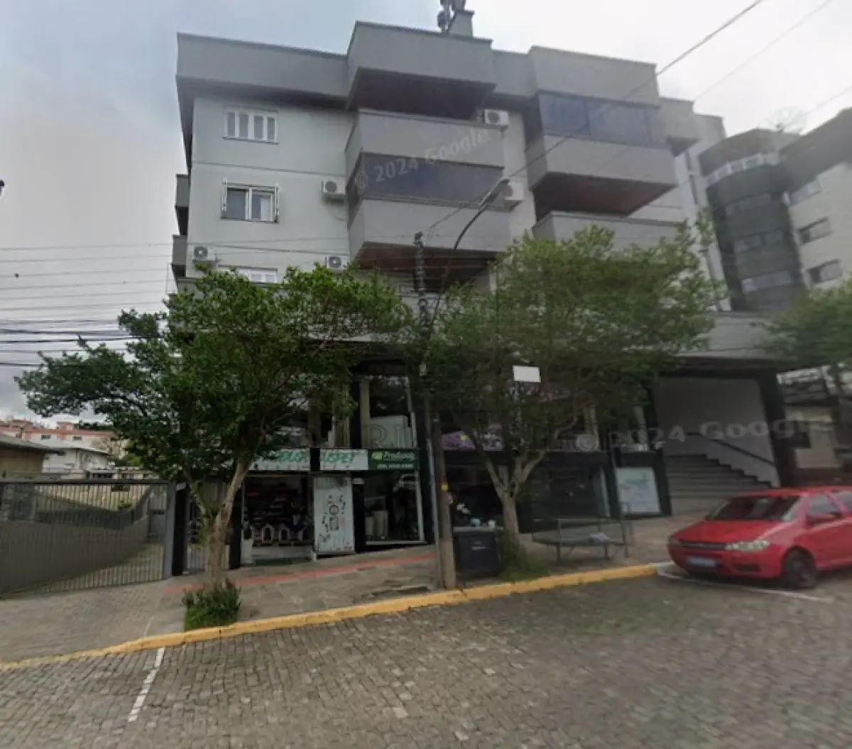 LOTE 001 - BOX DE GARAGEM Nº 09 (Matrícula 15.066 - RI de Nova Prata/RS):  "BOX 09 do 'Edifício Residencial Vendramin', localizado no subsolo, ou primeiro pavimento, com acesso  pelo nº 231 da Avenida Presidente Vargas, através da rampa de acesso para automóveis, com espaço para  um automóvel de passeio, com área real privativa de 12,5000m², área real de uso de 17,7577m², perfazendo  uma área real total 30,2577m², correspondendo-lhe nas coisas de uso comum, indivisíveis e inalienáveis  do edifício, inclusive no terreno onde o mesmo se acha edificado, a fração ideal de 0,006253, limitando-se,  ao NORTE com a parede do depósito da Loja 01, ao SUL, com a circulação de veículos, ao LESTE, com o  box nº 10 e ao OESTE com o box nº 08. O prédio foi edificado no ano de 2002, sobre TERRENO constituído  do lote urbano nº 90, da Avenida Presidente Vargas, nesta cidade, com 750,00m², que mede 25,00m de  frente ao Leste à citada Avenida, por 30,00m em ambos os lados, tendo no fundo a mesma da frente, e  distante 25,00m da esquina da Rua Mário Coradin."