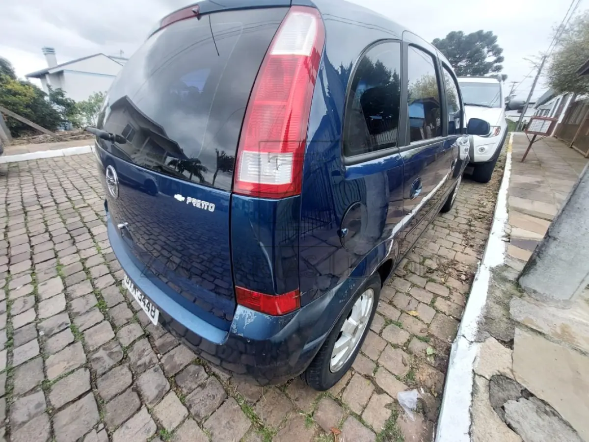 LOTE 001 - Um automóvel da marca GM/MERIVA CD, placa DIM3448, na cor azul, à Gasolina, ano/modelo  2002/2003, RENAVAM 789097761.