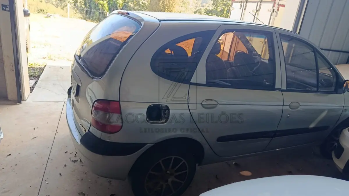 LOTE 008 - Um automóvel da marca RENAULT/SCENIC EXP 1616V, placas ILN5H07, na cor prata,  ano/modelo 2003/2004, à Gasolina, RENAVAM 816890323, Chassi 93YJA00254J471156.