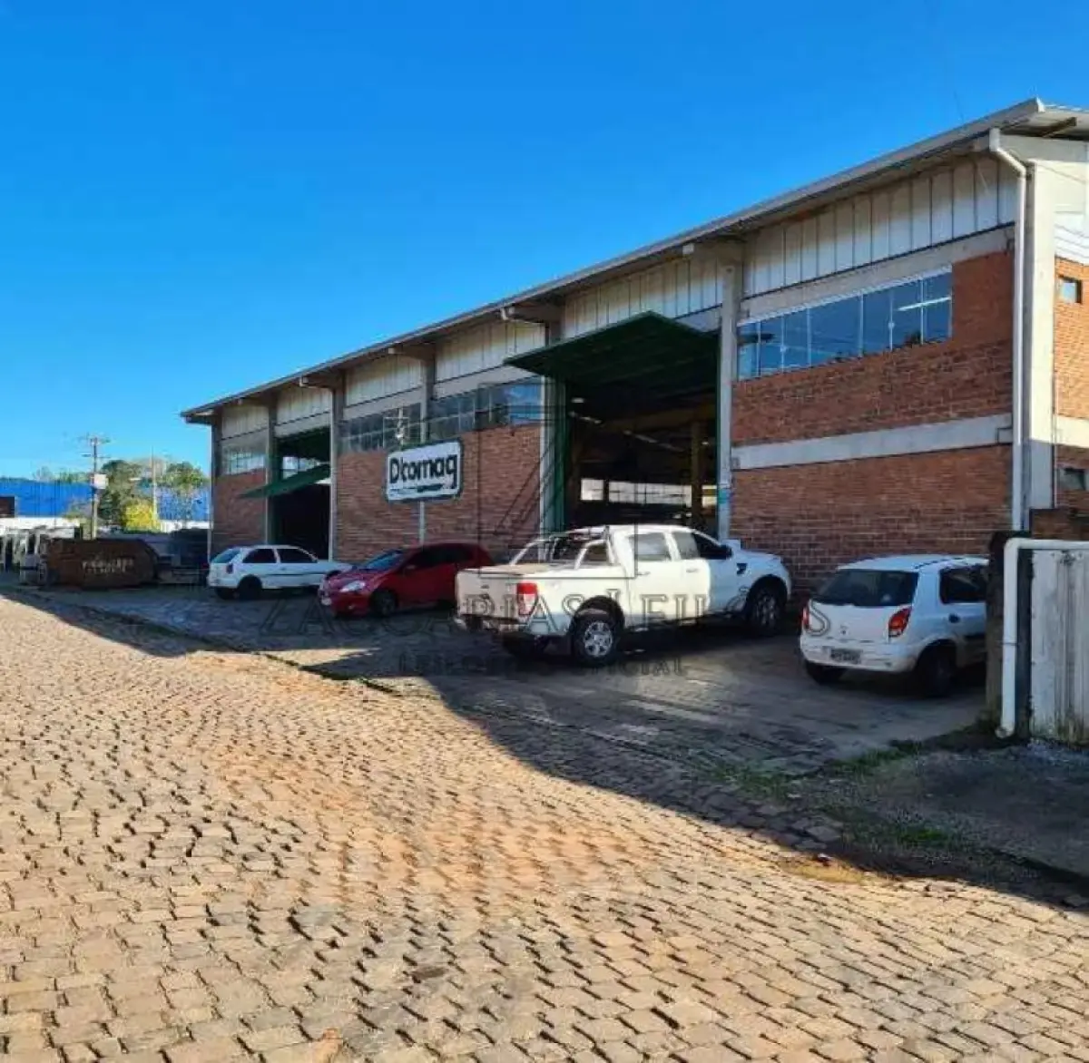 LOTE 001 - UM TERRENO, com a área de 2.322,90m², localizado no quarteirão formado pela Avenida  Imperatriz Leopoldina, RST/470 e Ruas Santo Pin e Cristo Rei, distrito Industrial desta cidade, medindo  30,00m de frente, ao OESTE, à Avenida Imperatriz Leopoldina, lado par, por 77,43m de extensão da frente  ao fundo, por um lado ao NORTE, se divide com Raul Domeneghini e Cia. LTDA, e77,43m, também da  frente ao fundo, pelo outro lado, ao SUL, onde se divide com o alinhamento da Rua Santo Pin, para onde  também faz frente e com quem forma esquina; no fundo, ao LESTE, mede 30,00m, entestando com terreno  de Martinho  Rosin e outro. MATRÍCULA Nº 12.540 do R. I. da Comarca de Nova Prata RS, avaliado em  R$ 1.100.000,00 (um milhão e cem mil reais) . Benfeitorias: Do Pavilhão que mede 34,70m x 26,75m: Um pavilhão  medindo 34,70m x 26,75m, num total de 928,23 m². Tipo de construção: alvenaria, com telhado de zinco e  piso de concreto. Considerando o valor do CUB/m²/RS – Fevereiro 2025 – divulgado em 05/03/2025, o  referido pavilhão construído enquadra-se nos projetos Galpão Industrial G-I, sendo o valor do metro  quadrado de R$ 1.301,65. Considerando que a construção possui 928,23m² o valor do referido galpão é de  R$ 1.208.230,00 (um milhão, duzentos e oito mil com duzentos e trinta reais) um escritório. Uma construção  medindo 6,90m x 8,80, num total de 60,72 m². Avaliada em R$ 79.036,00 (setenta e nove mil e trinta e seis  reais). Um pavilhão medindo 16,20m x 20,20m, num total de 983,66m². R$ 512.152,00 (quinhentos e doze  mil, cento e cinquenta e dois reais).