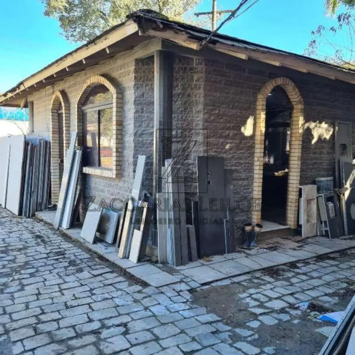 LOTE 001 - UM TERRENO, com a área de 2.322,90m², localizado no quarteirão formado pela Avenida  Imperatriz Leopoldina, RST/470 e Ruas Santo Pin e Cristo Rei, distrito Industrial desta cidade, medindo  30,00m de frente, ao OESTE, à Avenida Imperatriz Leopoldina, lado par, por 77,43m de extensão da frente  ao fundo, por um lado ao NORTE, se divide com Raul Domeneghini e Cia. LTDA, e77,43m, também da  frente ao fundo, pelo outro lado, ao SUL, onde se divide com o alinhamento da Rua Santo Pin, para onde  também faz frente e com quem forma esquina; no fundo, ao LESTE, mede 30,00m, entestando com terreno  de Martinho  Rosin e outro. MATRÍCULA Nº 12.540 do R. I. da Comarca de Nova Prata RS, avaliado em  R$ 1.100.000,00 (um milhão e cem mil reais) . Benfeitorias: Do Pavilhão que mede 34,70m x 26,75m: Um pavilhão  medindo 34,70m x 26,75m, num total de 928,23 m². Tipo de construção: alvenaria, com telhado de zinco e  piso de concreto. Considerando o valor do CUB/m²/RS – Fevereiro 2025 – divulgado em 05/03/2025, o  referido pavilhão construído enquadra-se nos projetos Galpão Industrial G-I, sendo o valor do metro  quadrado de R$ 1.301,65. Considerando que a construção possui 928,23m² o valor do referido galpão é de  R$ 1.208.230,00 (um milhão, duzentos e oito mil com duzentos e trinta reais) um escritório. Uma construção  medindo 6,90m x 8,80, num total de 60,72 m². Avaliada em R$ 79.036,00 (setenta e nove mil e trinta e seis  reais). Um pavilhão medindo 16,20m x 20,20m, num total de 983,66m². R$ 512.152,00 (quinhentos e doze  mil, cento e cinquenta e dois reais).