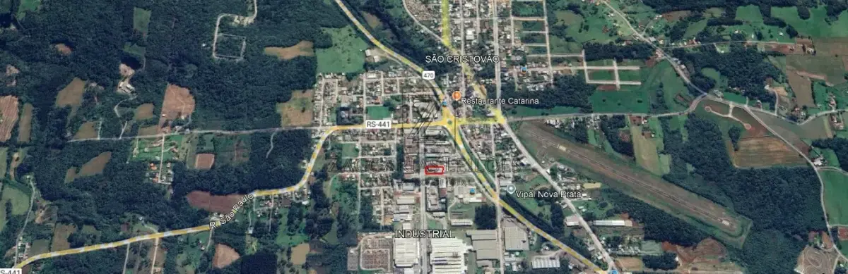 LOTE 001 - UM TERRENO, com a área de 2.322,90m², localizado no quarteirão formado pela Avenida  Imperatriz Leopoldina, RST/470 e Ruas Santo Pin e Cristo Rei, distrito Industrial desta cidade, medindo  30,00m de frente, ao OESTE, à Avenida Imperatriz Leopoldina, lado par, por 77,43m de extensão da frente  ao fundo, por um lado ao NORTE, se divide com Raul Domeneghini e Cia. LTDA, e77,43m, também da  frente ao fundo, pelo outro lado, ao SUL, onde se divide com o alinhamento da Rua Santo Pin, para onde  também faz frente e com quem forma esquina; no fundo, ao LESTE, mede 30,00m, entestando com terreno  de Martinho  Rosin e outro. MATRÍCULA Nº 12.540 do R. I. da Comarca de Nova Prata RS, avaliado em  R$ 1.100.000,00 (um milhão e cem mil reais) . Benfeitorias: Do Pavilhão que mede 34,70m x 26,75m: Um pavilhão  medindo 34,70m x 26,75m, num total de 928,23 m². Tipo de construção: alvenaria, com telhado de zinco e  piso de concreto. Considerando o valor do CUB/m²/RS – Fevereiro 2025 – divulgado em 05/03/2025, o  referido pavilhão construído enquadra-se nos projetos Galpão Industrial G-I, sendo o valor do metro  quadrado de R$ 1.301,65. Considerando que a construção possui 928,23m² o valor do referido galpão é de  R$ 1.208.230,00 (um milhão, duzentos e oito mil com duzentos e trinta reais) um escritório. Uma construção  medindo 6,90m x 8,80, num total de 60,72 m². Avaliada em R$ 79.036,00 (setenta e nove mil e trinta e seis  reais). Um pavilhão medindo 16,20m x 20,20m, num total de 983,66m². R$ 512.152,00 (quinhentos e doze  mil, cento e cinquenta e dois reais).