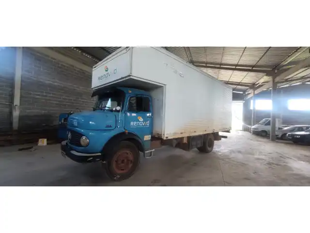 Um caminhão da marca MERCEDES BENZ/L 1113, bau 1977.