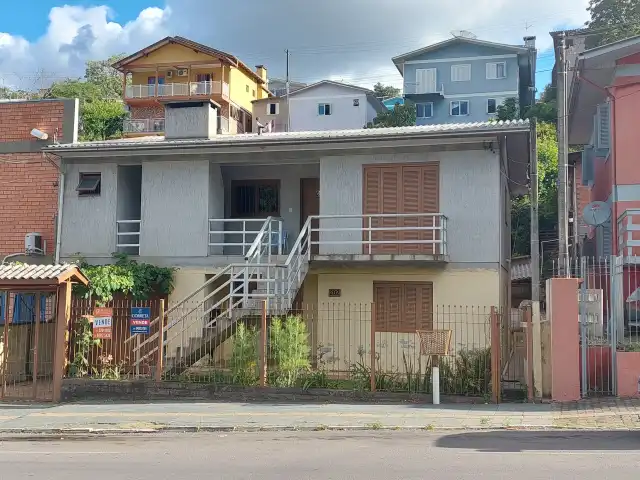 Venda direta de um imóvel localizado no Parque Residencial Santa  Helena IV, Bento Gonçalves RS, COM  UMA CASA DE DOIS PAVIMENTOS, 198M² DE AREA CONSTRUIDA.