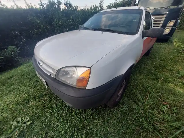 LEILÃO DE UMA  FORD/COURIER 1.6 L ANO 2000.