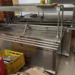 LINHA DE  DISTRIBUIÇÃO BUFFET INOX. 3 PEÇAS, SENDO 1 MÓDULO PORTA PRATOS E BANDEJAS, 1 BUFFET REFRIGERADO DE 5  ESPAÇOS COM PISTA FRIA E 1 BUFFET AQUECIDO DE 6 CUBAS