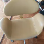 1 MESA DE REUNIÕES, APROXIMADAMENTE 2M X 1M, NA COR CINZA, COM PÉS EM “V”; 12 CADEIRAS  GIRATÓRIAS COM BRAÇOS COR MARROM; 5 CADEIRAS FIXAS PRETAS, COM BRAÇOS, SUPORTE EM INOX, 5 (CINCO)  COMPUTADORES DESKTOP, COM 2 MONITORES DA MARCA LG E 3 MONITORES DA MARCA AOC; 6 BANCADAS DE  TRABALHO NA COR CINZA, COM APROX., 1,5M X 1M; MESA DE VIDRO APROX.. 2M X 1M, SUPORTE EM INOX; 1 AR-CONDICIONADO DA MARCA CONSUL 12.000 BTU’S; 1 AR-CONDICIONADO DA MARCA FUSITSU, 18.000  BTU’S.