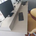 1 MESA DE REUNIÕES, APROXIMADAMENTE 2M X 1M, NA COR CINZA, COM PÉS EM “V”; 12 CADEIRAS  GIRATÓRIAS COM BRAÇOS COR MARROM; 5 CADEIRAS FIXAS PRETAS, COM BRAÇOS, SUPORTE EM INOX, 5 (CINCO)  COMPUTADORES DESKTOP, COM 2 MONITORES DA MARCA LG E 3 MONITORES DA MARCA AOC; 6 BANCADAS DE  TRABALHO NA COR CINZA, COM APROX., 1,5M X 1M; MESA DE VIDRO APROX.. 2M X 1M, SUPORTE EM INOX; 1 AR-CONDICIONADO DA MARCA CONSUL 12.000 BTU’S; 1 AR-CONDICIONADO DA MARCA FUSITSU, 18.000  BTU’S.