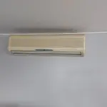 1 MESA DE REUNIÕES, APROXIMADAMENTE 2M X 1M, NA COR CINZA, COM PÉS EM “V”; 12 CADEIRAS  GIRATÓRIAS COM BRAÇOS COR MARROM; 5 CADEIRAS FIXAS PRETAS, COM BRAÇOS, SUPORTE EM INOX, 5 (CINCO)  COMPUTADORES DESKTOP, COM 2 MONITORES DA MARCA LG E 3 MONITORES DA MARCA AOC; 6 BANCADAS DE  TRABALHO NA COR CINZA, COM APROX., 1,5M X 1M; MESA DE VIDRO APROX.. 2M X 1M, SUPORTE EM INOX; 1 AR-CONDICIONADO DA MARCA CONSUL 12.000 BTU’S; 1 AR-CONDICIONADO DA MARCA FUSITSU, 18.000  BTU’S.