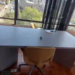 1 MESA DE REUNIÕES, APROXIMADAMENTE 2M X 1M, NA COR CINZA, COM PÉS EM “V”; 12 CADEIRAS  GIRATÓRIAS COM BRAÇOS COR MARROM; 5 CADEIRAS FIXAS PRETAS, COM BRAÇOS, SUPORTE EM INOX, 5 (CINCO)  COMPUTADORES DESKTOP, COM 2 MONITORES DA MARCA LG E 3 MONITORES DA MARCA AOC; 6 BANCADAS DE  TRABALHO NA COR CINZA, COM APROX., 1,5M X 1M; MESA DE VIDRO APROX.. 2M X 1M, SUPORTE EM INOX; 1 AR-CONDICIONADO DA MARCA CONSUL 12.000 BTU’S; 1 AR-CONDICIONADO DA MARCA FUSITSU, 18.000  BTU’S.
