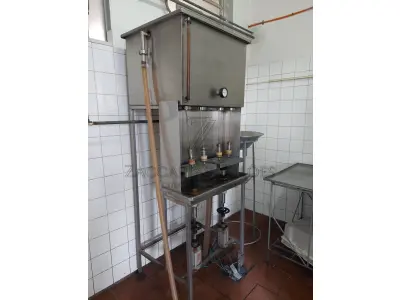 Uma  Envasadora, em bom estado.