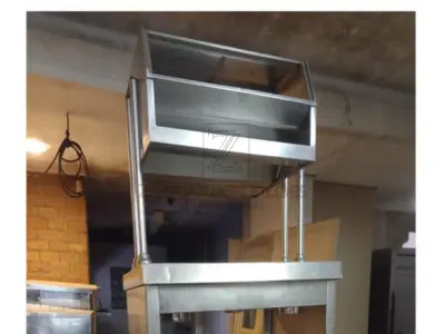 Linha de  distribuição Buffet Inox. 3 Peças, sendo 1 módulo porta pratos e bandejas, 1 Buffet refrigerado de 5  espaços com pista fria e 1 buffet aquecido de 6 cubas