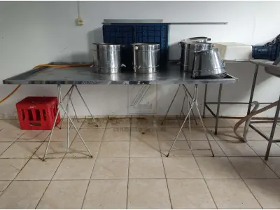 Uma Mesa de Inox, de aproximadamente 2,20m x 1,20m