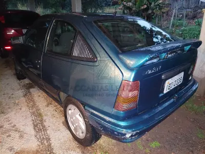 Um automóvel da marca GM-CHEVROLET/KADET SL EFI 1.8, placas IBD-2338, cor verde,  ano/modelo 1993/1993, RENAVAM 613723929.