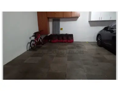 MATRÍCULA: 36.488 -  IMOVEL: ESPAÇO ESTACIONAMENTO 07 - localizado no Subsolo do edifício denominado " EDIFICIO  GÊNOVA", sito na Rua João Antoniazzi, esquina, com a Rua Giacomo Ceconello, nº 10, nesta cidade,  dita unidade está localizada a esquerda na frente de quem olhar o prédio a partir da Rua João Antoniazzi,  entre o espaço estacionamento 06 e a parede oeste do prédio, com acesso pela Rua Giacomo Ceconello,  com 15,150236m² de área real total; 13,000000m² de área real privativa e 2,150236m² de área real de  uso comum, correspondendo-lhe, desta maneira, a fração ideal equivalente a 0,003720 do terreno e nas  demais coisas de uso comum e fim proveitoso do edifício. Dito terreno onde se ergue a construção, está  localizado na zona urbana desta cidade, parte do lote 61, esquina das Ruas Giacomo Ceconello e João  Antoniazzi, no quarteirão formado pelas citadas ruas, mais a Rua Emilio Conci e Rua Humaitá, com a  área de 565,50m2 (quinhentos e sessenta e cinco metros e cinquenta decímetros quadrados),  confinando: ao NORTE, na extensão na de 29,00m, com o lote no 59; ao SUL, na mesma extensão com  a Rua Giacomo Ceconello; ao LESTE, na extensão de 19, 50m, contados de norte a sul, uma parte de  12,00m, com o lote no 62, e o restante, 7,50., com o lote no 64; e OESTE, com a Rua João Antoniazzi.