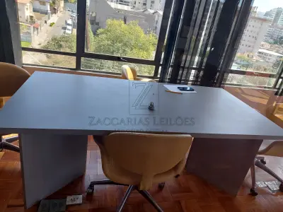 1 Mesa de reuniões, aproximadamente 2m x 1m, na cor cinza, com pés em “V”; 12 cadeiras  giratórias com braços cor marrom; 5 cadeiras fixas pretas, com braços, suporte em inox, 5 (cinco)  computadores Desktop, com 2 monitores da marca LG e 3 monitores da marca AOC; 6 bancadas de  trabalho na cor cinza, com aprox., 1,5m x 1m; mesa de vidro aprox.. 2m x 1m, suporte em inox; 1 Ar-condicionado da marca CONSUL 12.000 BTU’S; 1 Ar-condicionado da marca FUSITSU, 18.000  BTU’S.