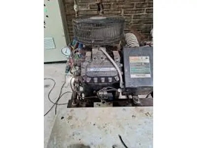 Um Compressor para  resfriamento, SABROE, modelo CMO 14, ano 1992, nº de série 14508, completo, com casa de  força/comando e cilindros acoplados, em bom estado de conservação e funcionamento.